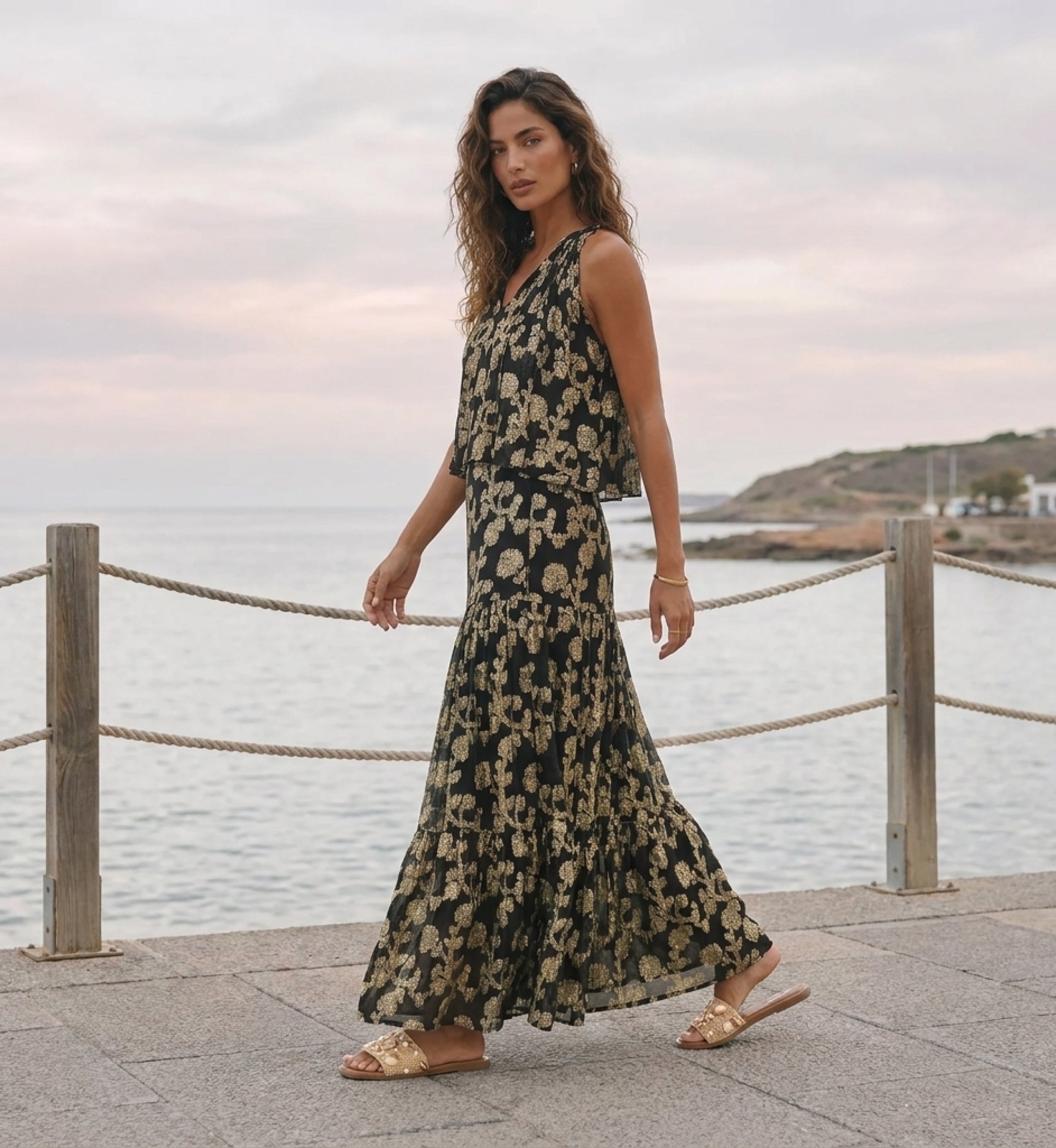 Conjunto elegante de dos piezas para mujer, vista frontal. Atuendo moderno y chic, ideal para vestuario actual.