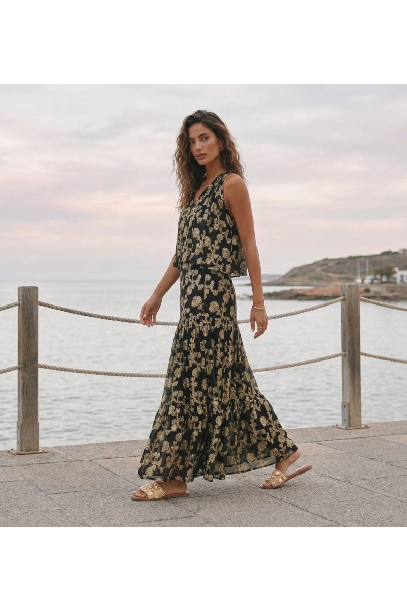 Vista frontal de un elegante conjunto de dos piezas para mujer, atuendo a juego, versátil y moderno.