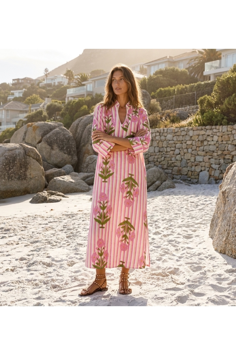 Robe tunique mi-longue à rayures verticales roses, blanches et beiges, motifs floraux brodés, col montant, col en V.