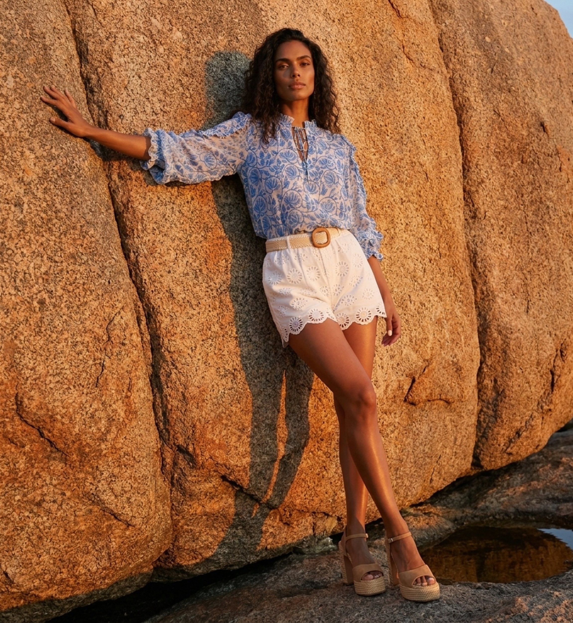 Blusa elegante de mujer, tela fluida, estampado atardecer con tonos ámbar y tierra, corte relajado.