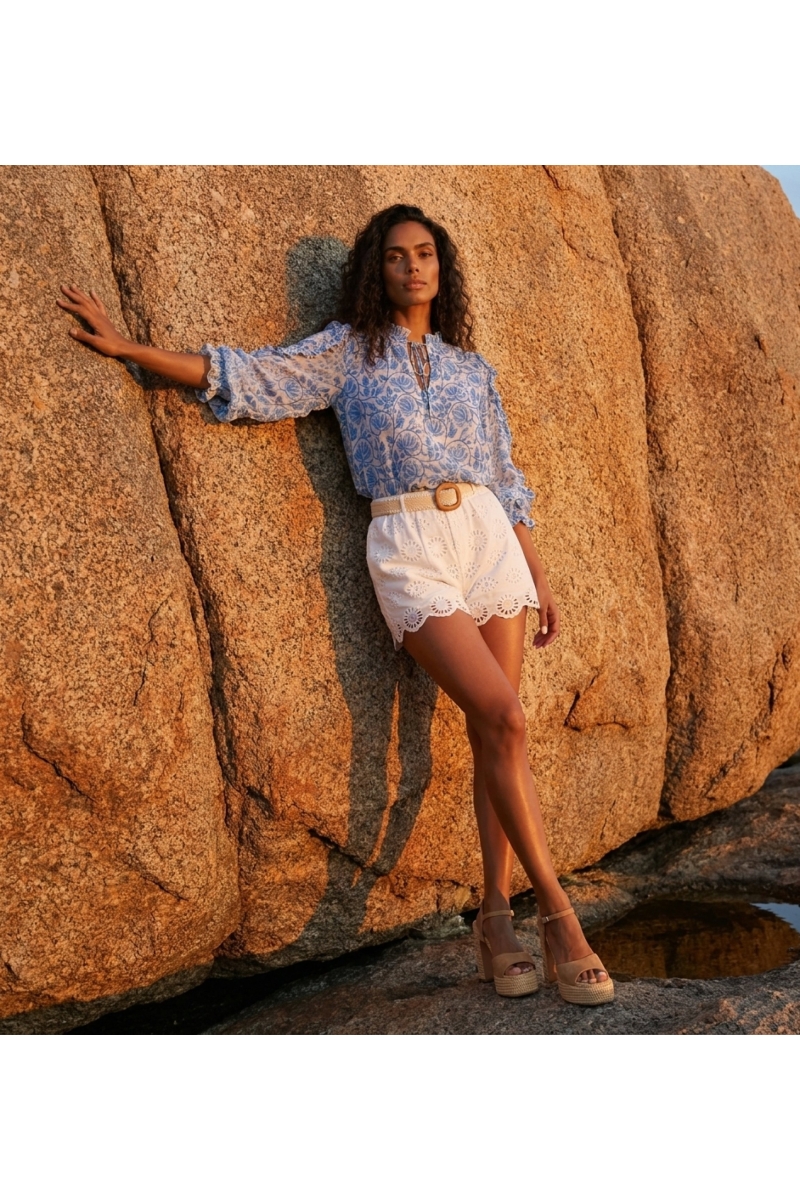 Blusa fluida estampado atardecer ámbar, tonos cálidos naranja y amarillo, elegante top para mujer.