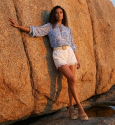 Blouse fluide imprimé coucher de soleil ambre, tons chauds orange et jaune, élégant chemisier femme.