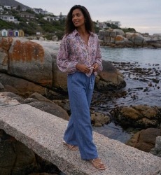 Elegante caftán camisa gris con patrón de granito único, perfecto para el verano casual.
