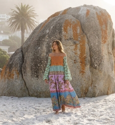 Robe longue élégante et fluide, idéale pour une soirée chic ou un look décontracté, vue d'ensemble.