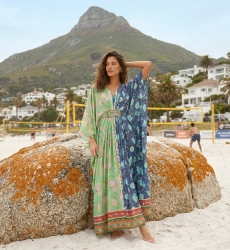 Caftan long en modal multicolore avec motif cachemire vibrant, idéal pour la plage ou les tenues d'été.