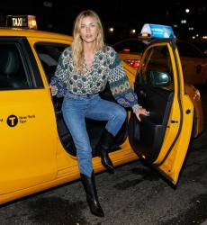 Blusa elegante para mujer, estilo chic de noche, fotografiada saliendo de un taxi con efecto flash urbano.