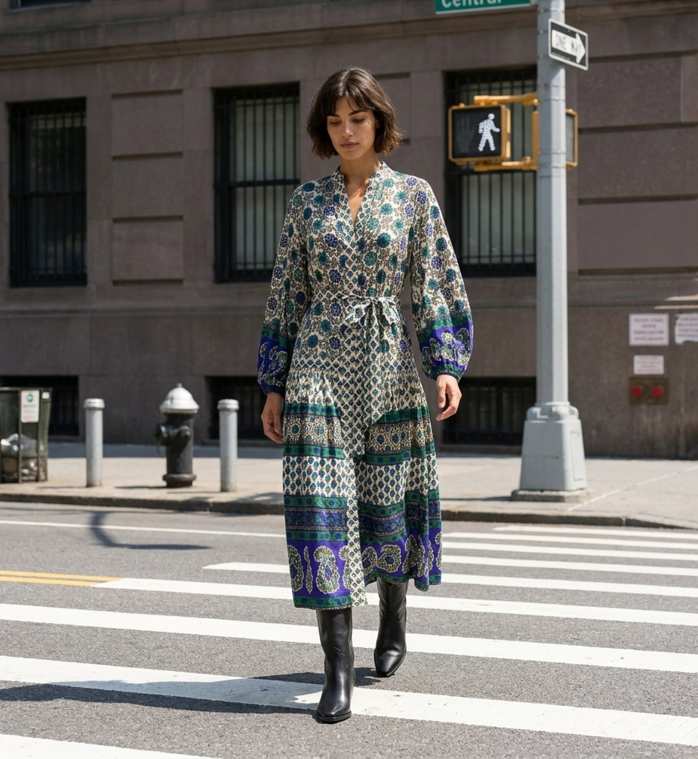 Robe longue élégante en tissu fluide, mise en scène dans un cadre urbain chic, idéale pour la ville.