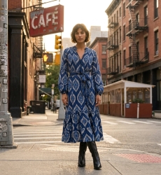 Robe midi ikat bleue et blanche à manches longues bouffantes, jupe étagée, ceinture à nouer, style urbain.