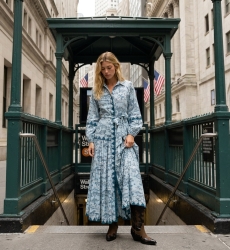 Robe longue chemise manches longues bleu clair et sarcelle foncé, imprimé safari, col, boutons, ceinture à nouer.