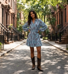 Robe courte bleu clair à imprimé floral, manches ballons longues avec dentelle, boutonnée, taille nouée.