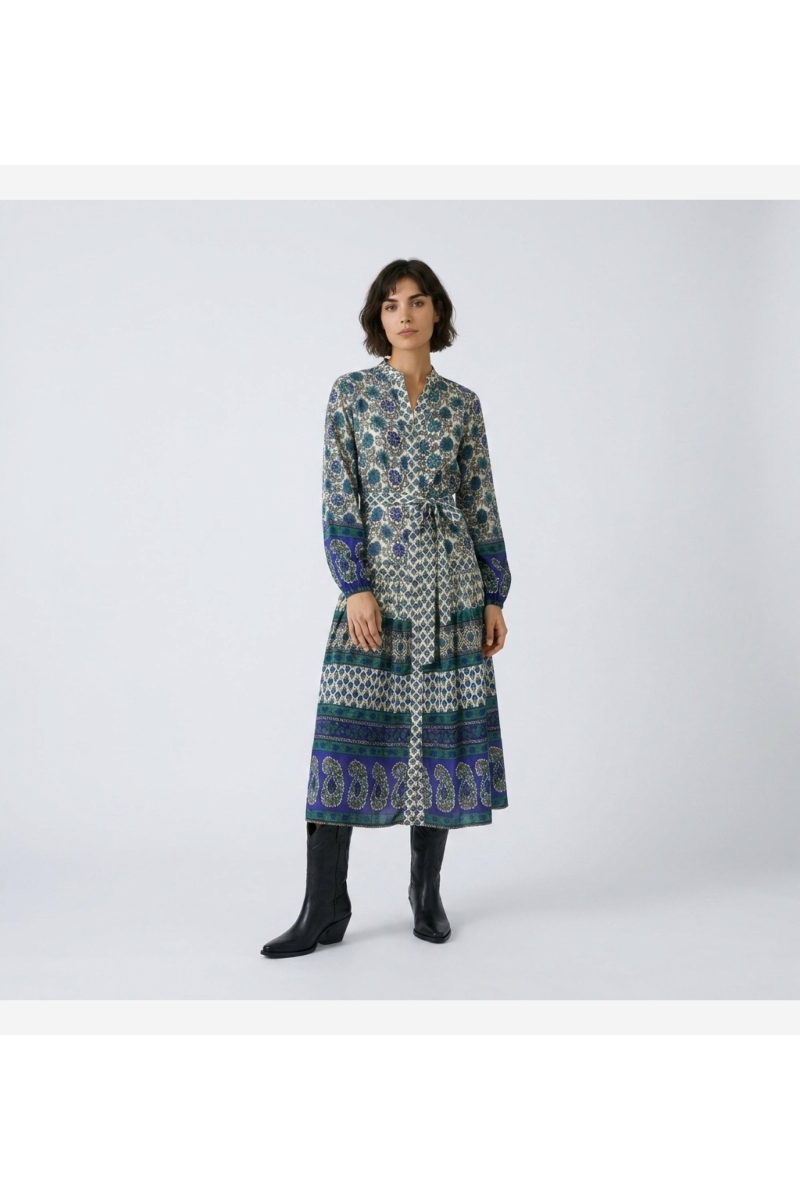 Robe longue midi à manches longues crème, bleue, verte avec motifs géométriques floraux, taille nouée et jupe étagée.