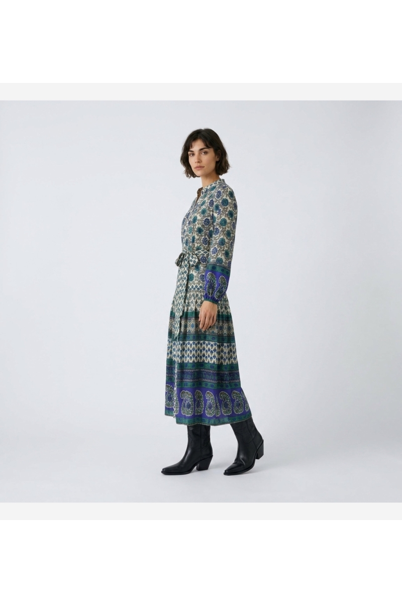 Robe midi manches longues crème, bleu, vert, motifs géométriques floraux variés, taille nouée, jupe étagée, vue 3/4.