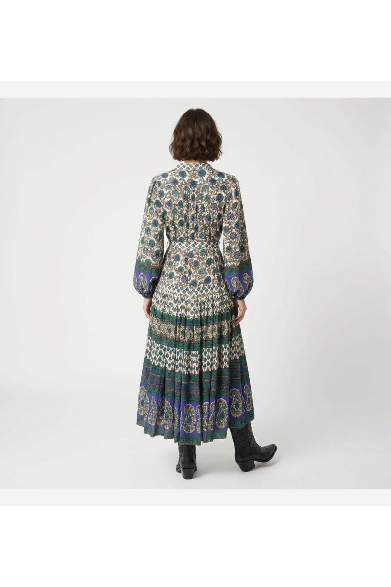 Robe longue midi dos crème, bleue et verte à manches longues, motifs floraux géométriques, taille nouée et jupe étagée.