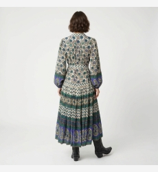 Robe longue midi dos crème, bleue et verte à manches longues, motifs floraux géométriques, taille nouée et jupe étagée.