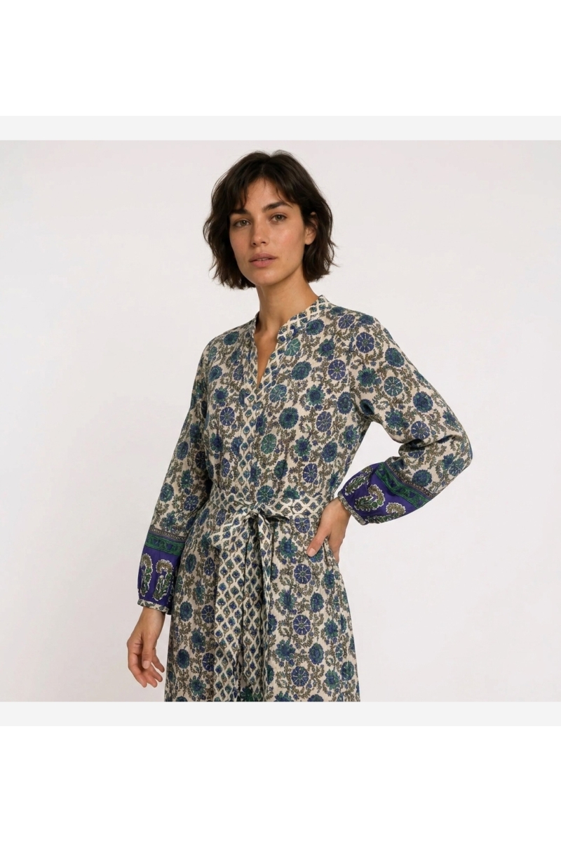 Robe longue midi à manches longues crème, bleue, verte, motifs géométriques et floraux, taille nouée, jupe étagée, vue trois-qua