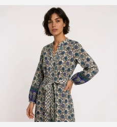 Robe longue midi à manches longues crème, bleue, verte, motifs géométriques et floraux, taille nouée, jupe étagée, vue trois-qua
