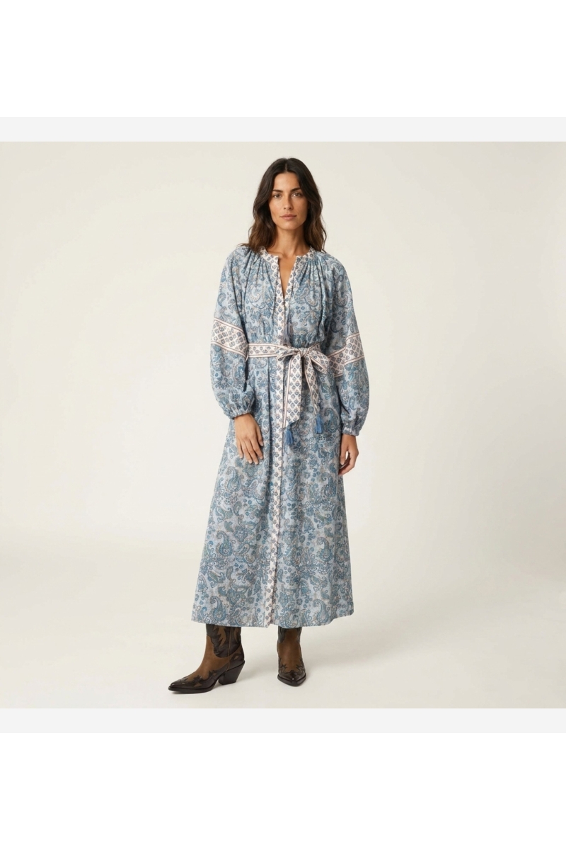 Vue de face d'une longue robe kimono élégante pour femme, idéale pour un style décontracté ou chic.