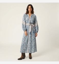 Vista frontal de un vestido largo estilo kimono elegante para mujer, ideal para un look casual o chic.