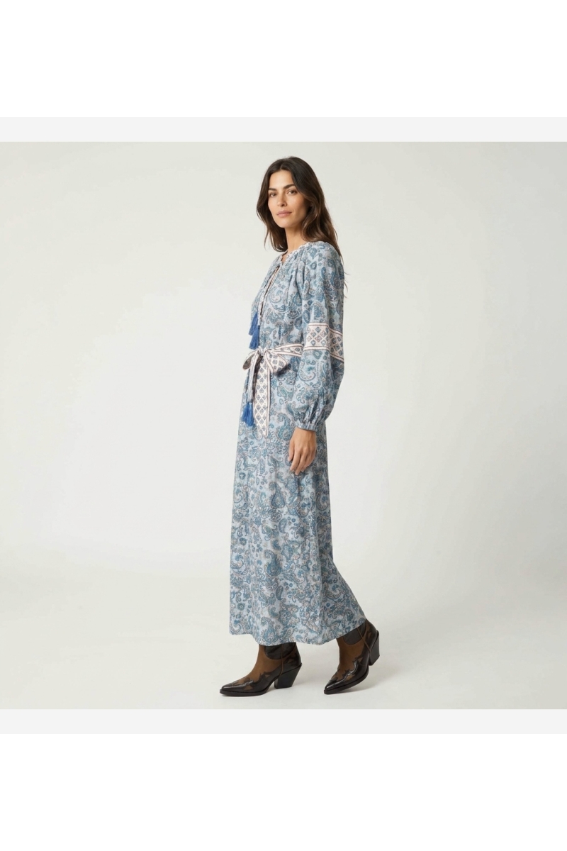Bata larga estilo kimono para mujer, diseño fluido y elegante, mostrada en vista tres cuartos lateral.