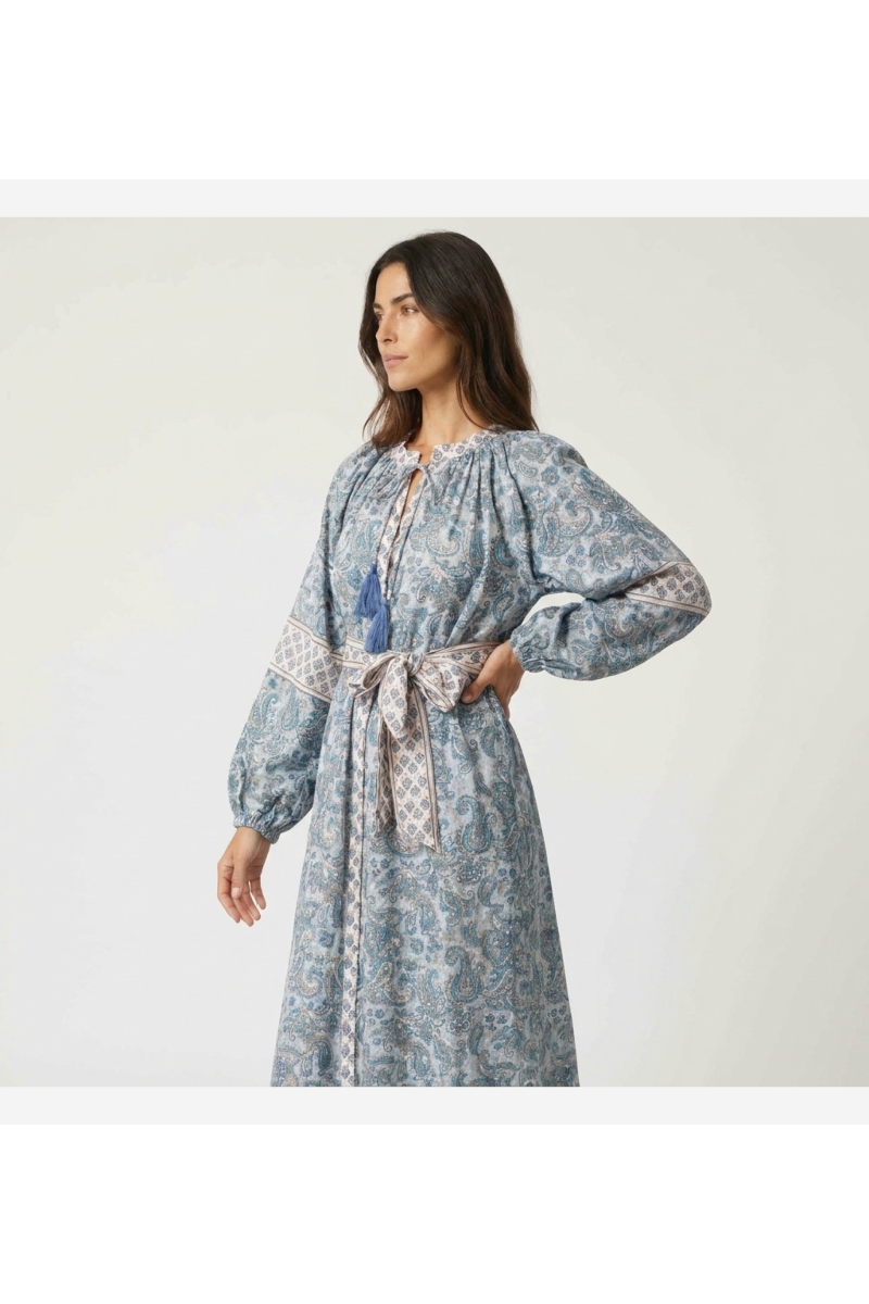 Robe longue style kimono fluide, tissu élégant, vue trois-quarts de côté. Idéale pour la maison ou le soir.
