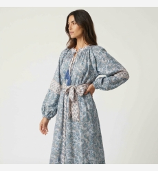 Robe longue style kimono fluide, tissu élégant, vue trois-quarts de côté. Idéale pour la maison ou le soir.