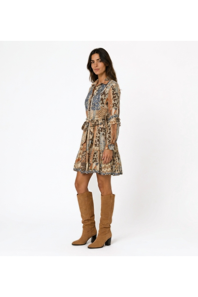 Mini-robe manches longues col, patchwork beige, marron, bleu, motifs floraux cachemire, jupe à volants, taille nouée, vue 3/4.