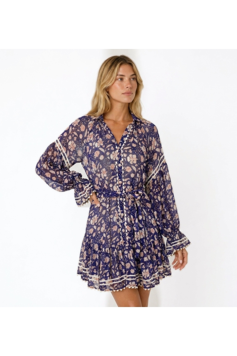Robe courte transparente bleu marine à motif floral rose/blanc, manches ballon, col V, jupe à volants, ceinture à nouer.