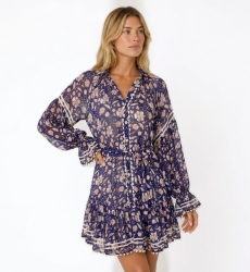 Minivestido transparente azul marino con estampado floral rosa/blanco, manga globo, cuello V, falda volantes, cinturón lazo.