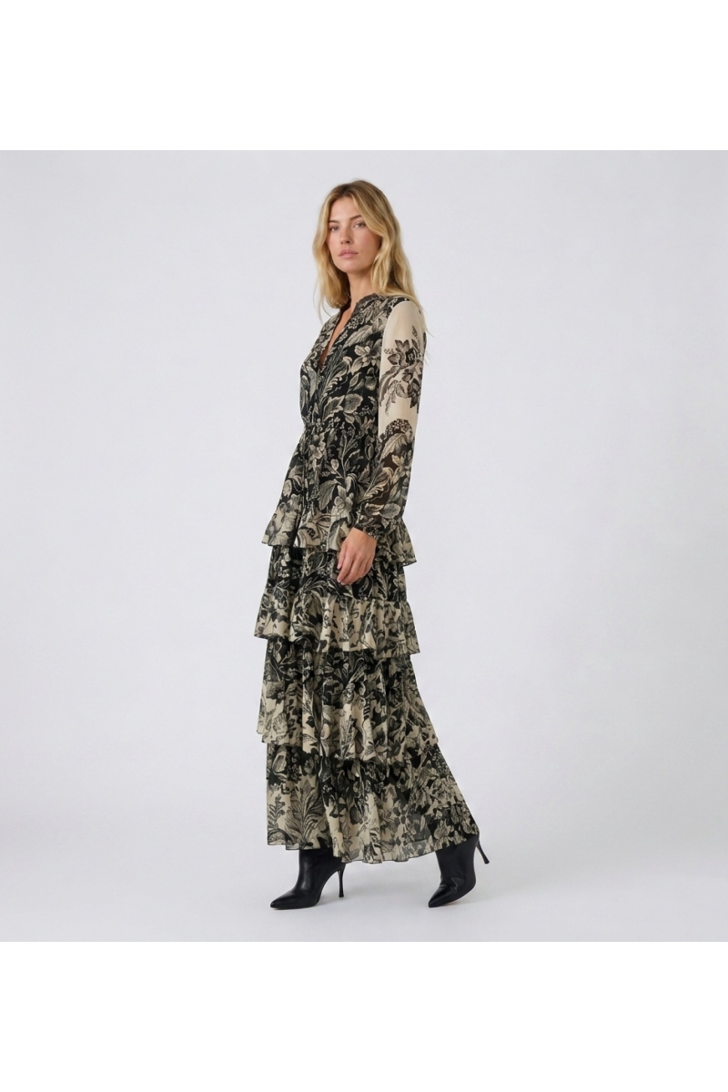 Vestido maxi floral negro y beige, escote V, manga larga, cintura elástica, falda con volantes escalonados.