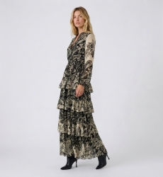 Vestido maxi floral negro y beige, escote V, manga larga, cintura elástica, falda con volantes escalonados.