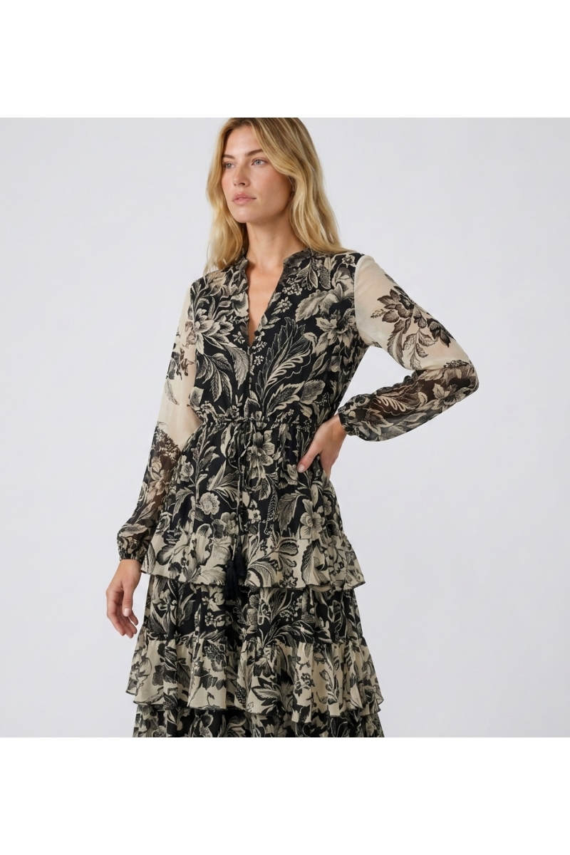 Vestido maxi negro beige floral, cuello V, manga larga, cintura elástica, falda volantes, tela ligera, vista tres-cuartos.