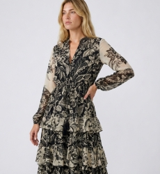 Vestido maxi negro beige floral, cuello V, manga larga, cintura elástica, falda volantes, tela ligera, vista tres-cuartos.
