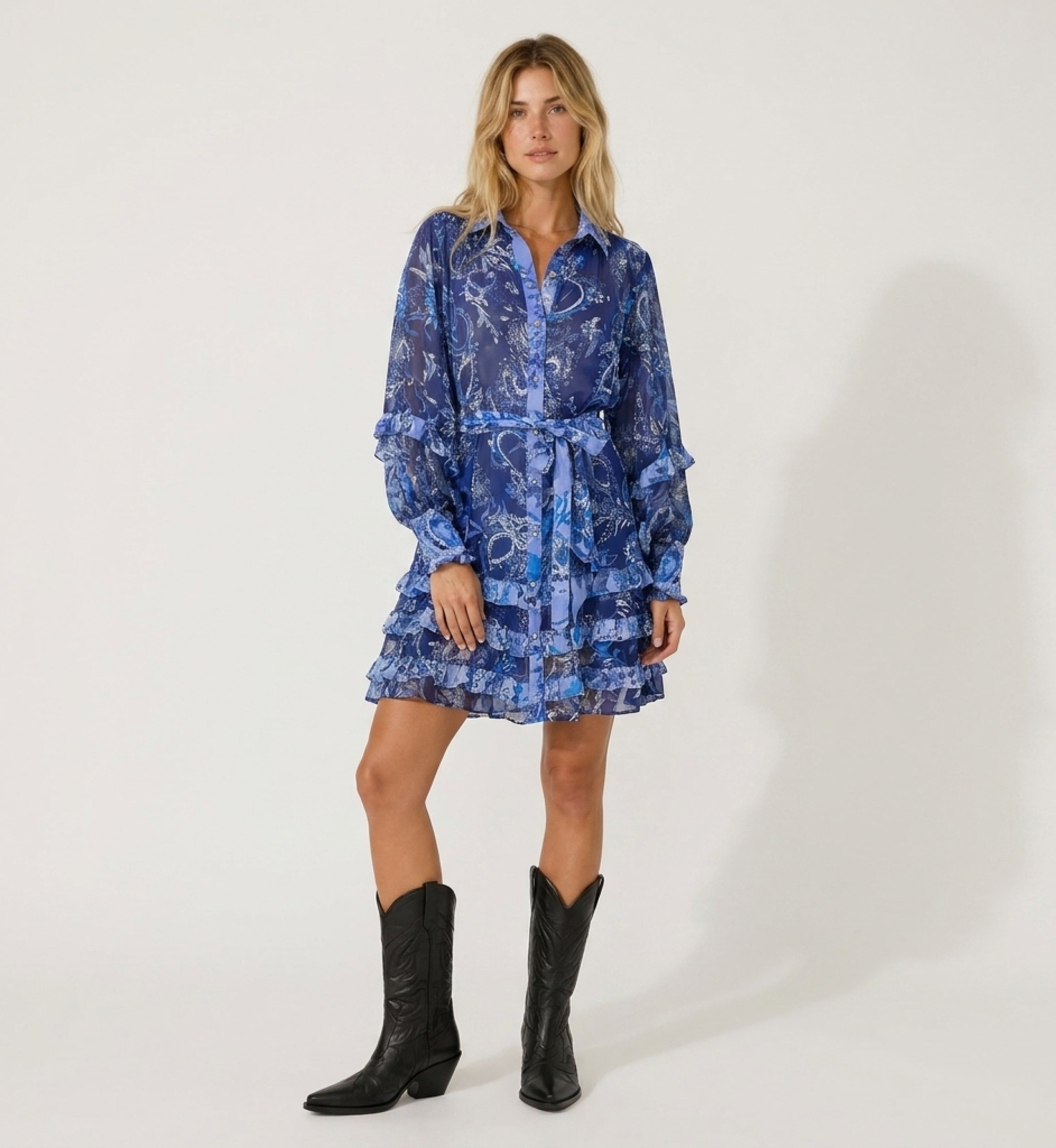 Robe courte transparente bleue et blanche à motifs floraux, manches longues à volants, col et jupe étagée.