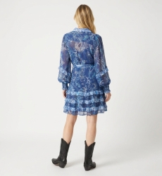 Vue dos: Robe courte fleurie bleu et blanc transparente, manches longues volantées, col, jupe à volants étagés.
