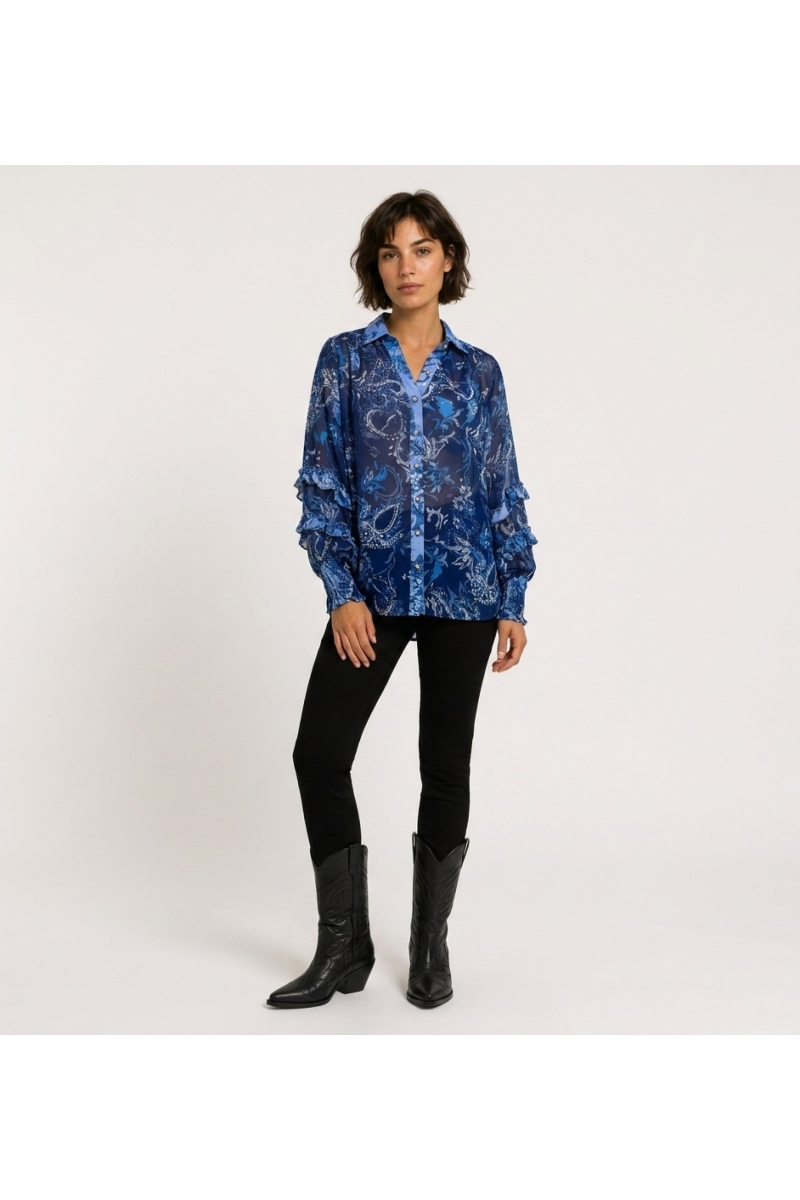 Blusa transparente azul de manga larga con estampado cachemir floral, puños con volantes y cuello en V, vista frontal.