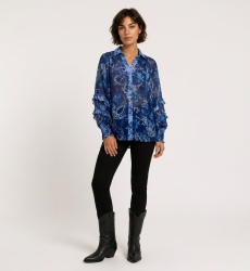 Blusa transparente azul de manga larga con estampado cachemir floral, puños con volantes y cuello en V, vista frontal.