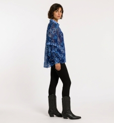 Blusa azul semitransparente manga larga, estampado floral cachemir, cuello V y puños con volantes, vista 3/4.