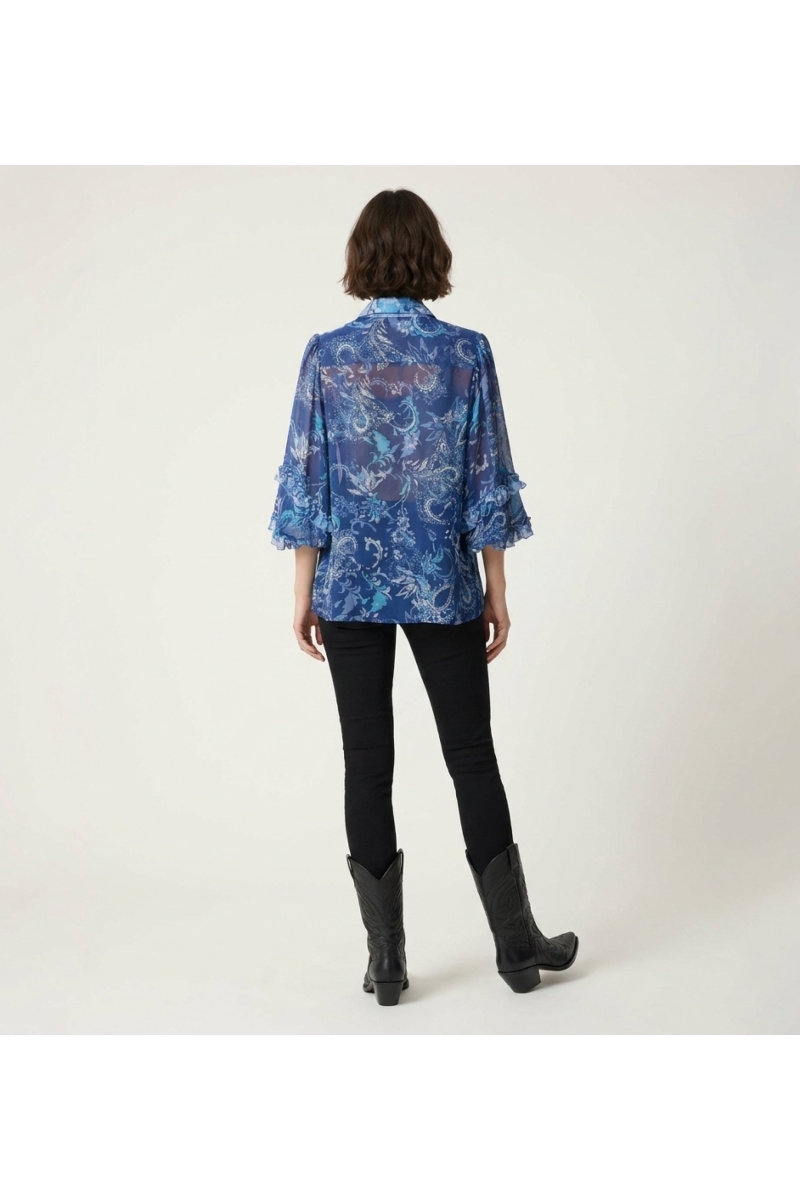 Vue de dos : chemisier transparent bleu à manches longues, motif cachemire et floral, poignets à volants, col V. Blouse élégante