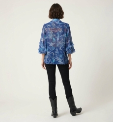 Vista trasera: blusa transparente azul de manga larga, estampado cachemira floral, puños con volantes, cuello V. Top elegante.