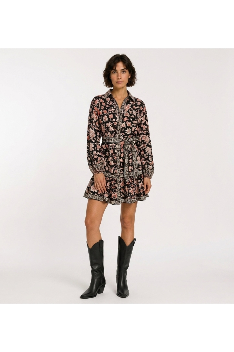 Robe courte noire manches longues à col, motif floral rouge et crème, ceinture nouée, jupe à volants étagés, vue de face.