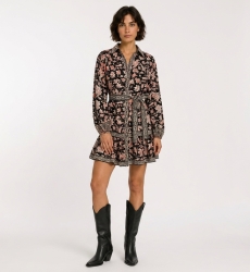 Robe courte noire manches longues à col, motif floral rouge et crème, ceinture nouée, jupe à volants étagés, vue de face.