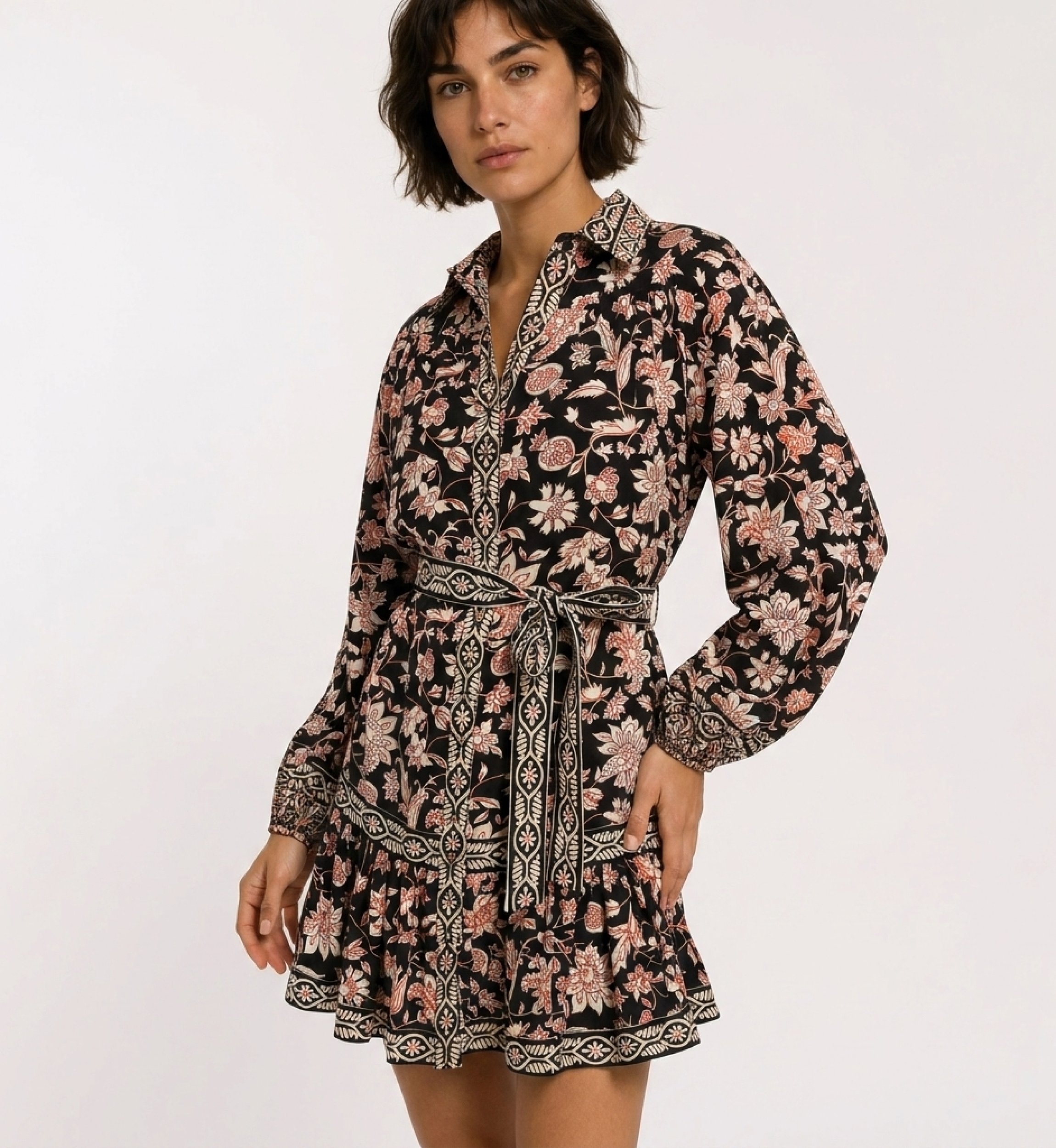 Robe mini noire manches longues, imprimé floral rouge/crème, col, ceinture à nouer, jupe à volants étagés.