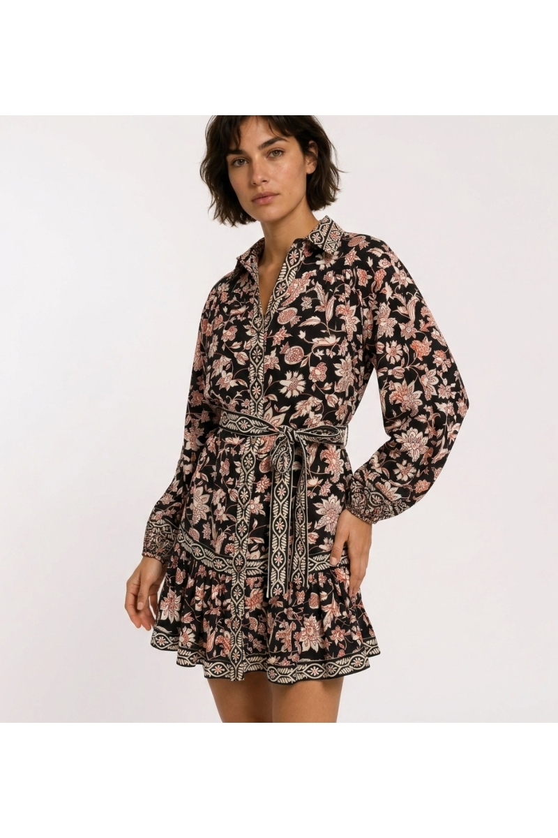 Robe mini noire manches longues, imprimé floral rouge/crème, col, ceinture à nouer, jupe à volants étagés.