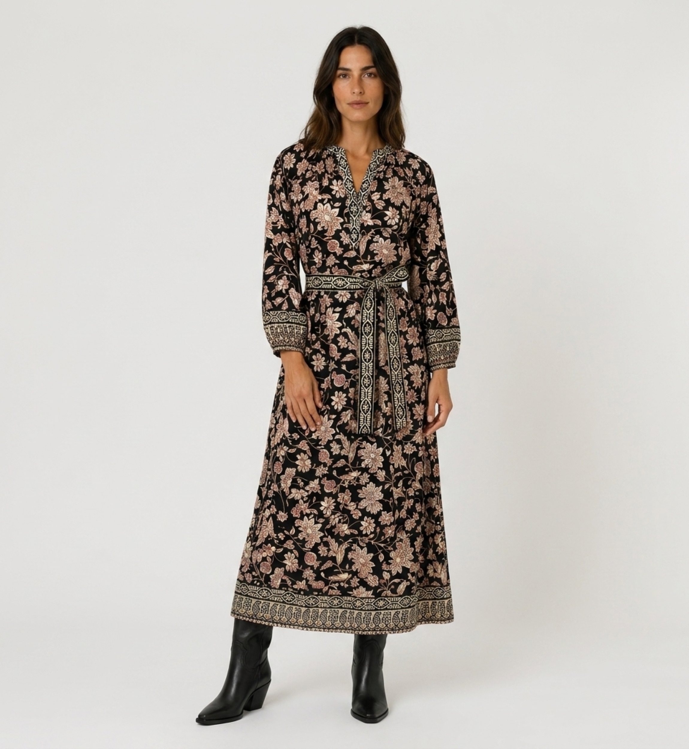 Vue de face d'une robe midi noire fleurie motifs beige et rouge, col V, manches longues ballon, ceinture à nouer.