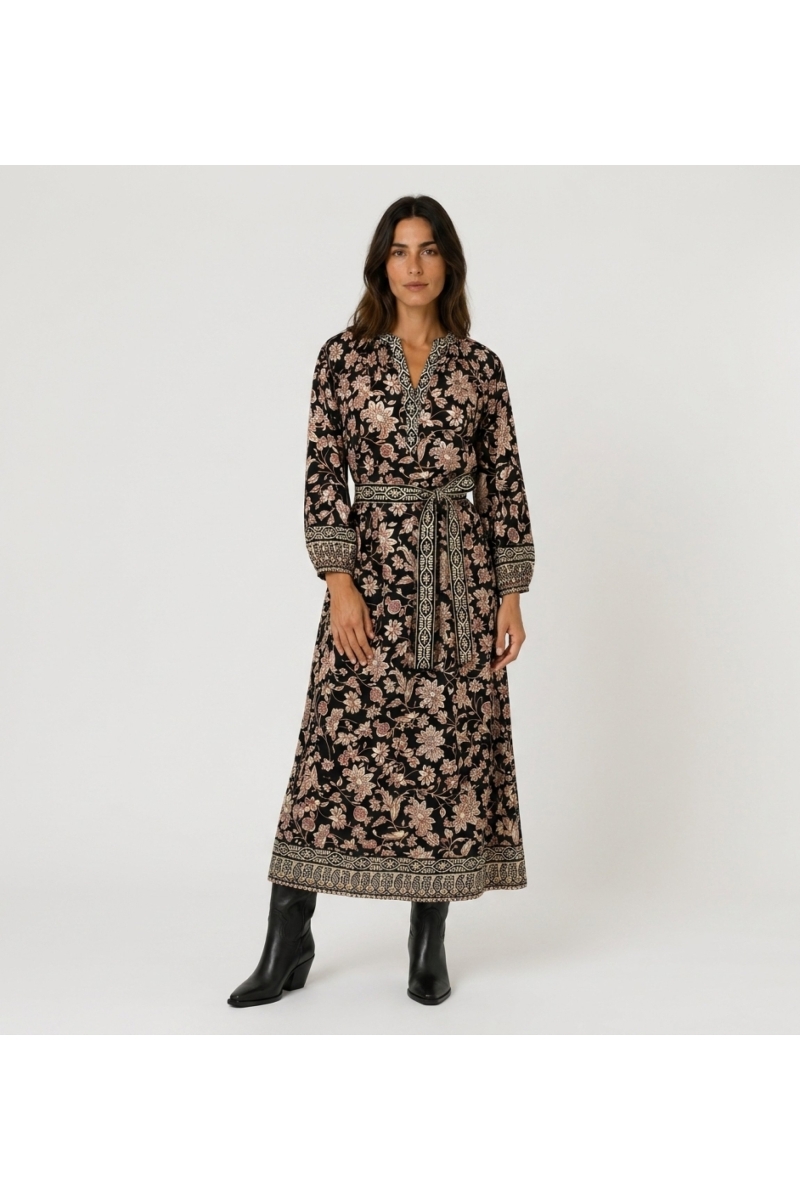 Vestido midi negro floral con estampado beige y rojo, cuello pico, mangas largas abullonadas y cinturón anudado.