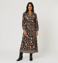 Vestido midi negro floral con estampado beige y rojo, cuello pico, mangas largas abullonadas y cinturón anudado.