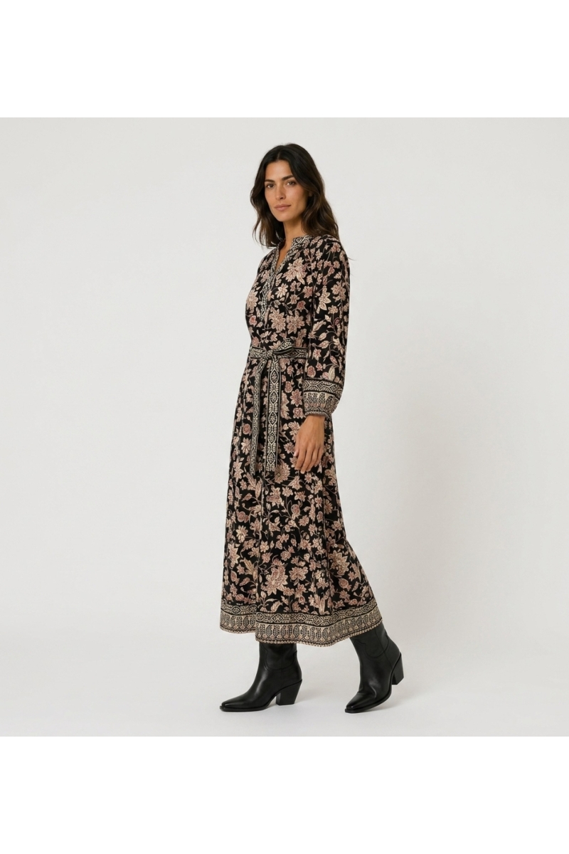 Vestido midi negro con estampado floral beige/rojo, cuello en V, mangas largas abullonadas y cinturón anudable. Vista de tres cu