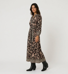 Robe midi noire à motif floral beige/rouge, col en V, manches longues ballon et ceinture à nouer. Vue de trois quarts.