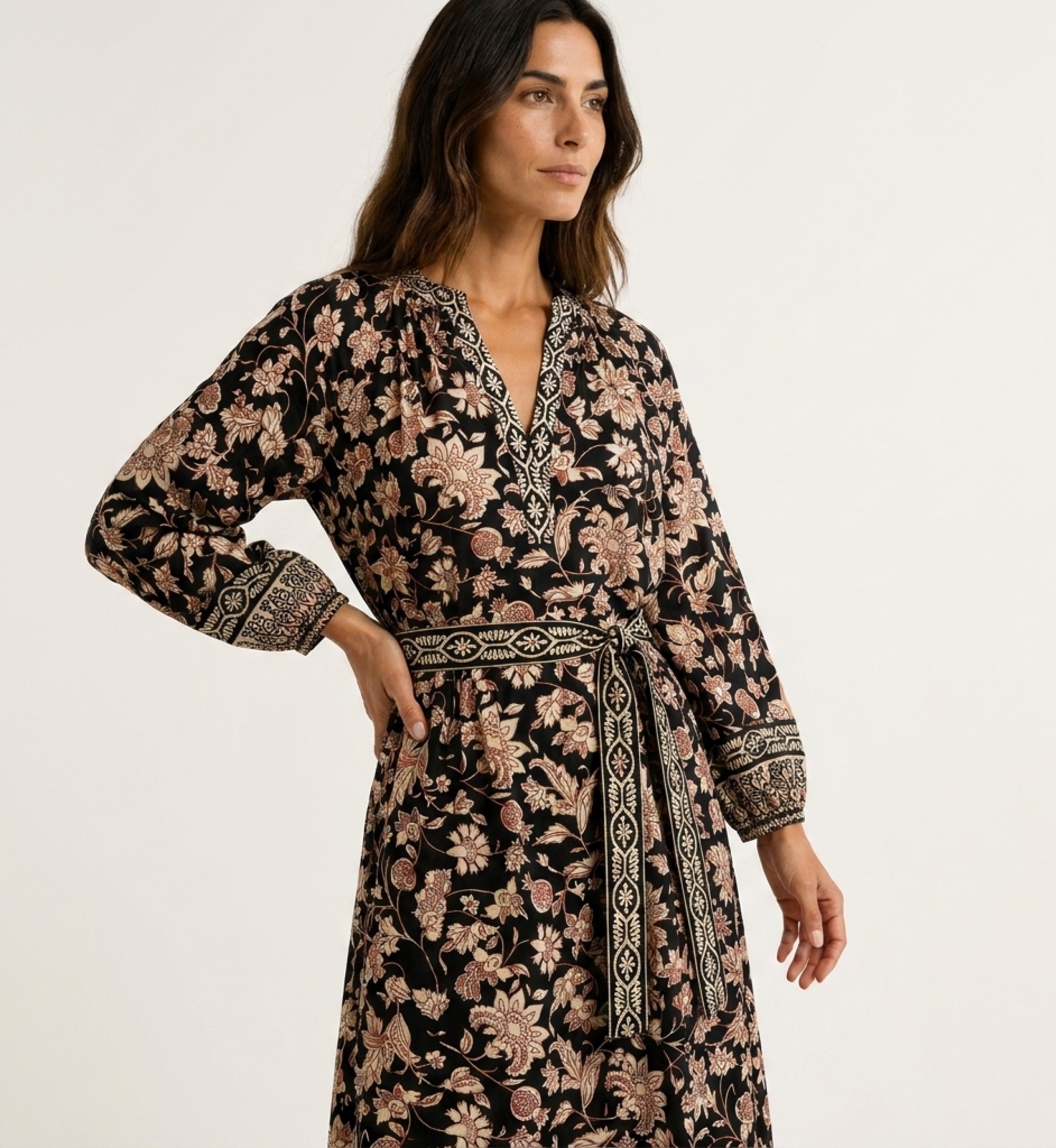 Vestido midi negro floral con cuello en V, mangas largas abullonadas y cinturón anudado, vista tres cuartos.