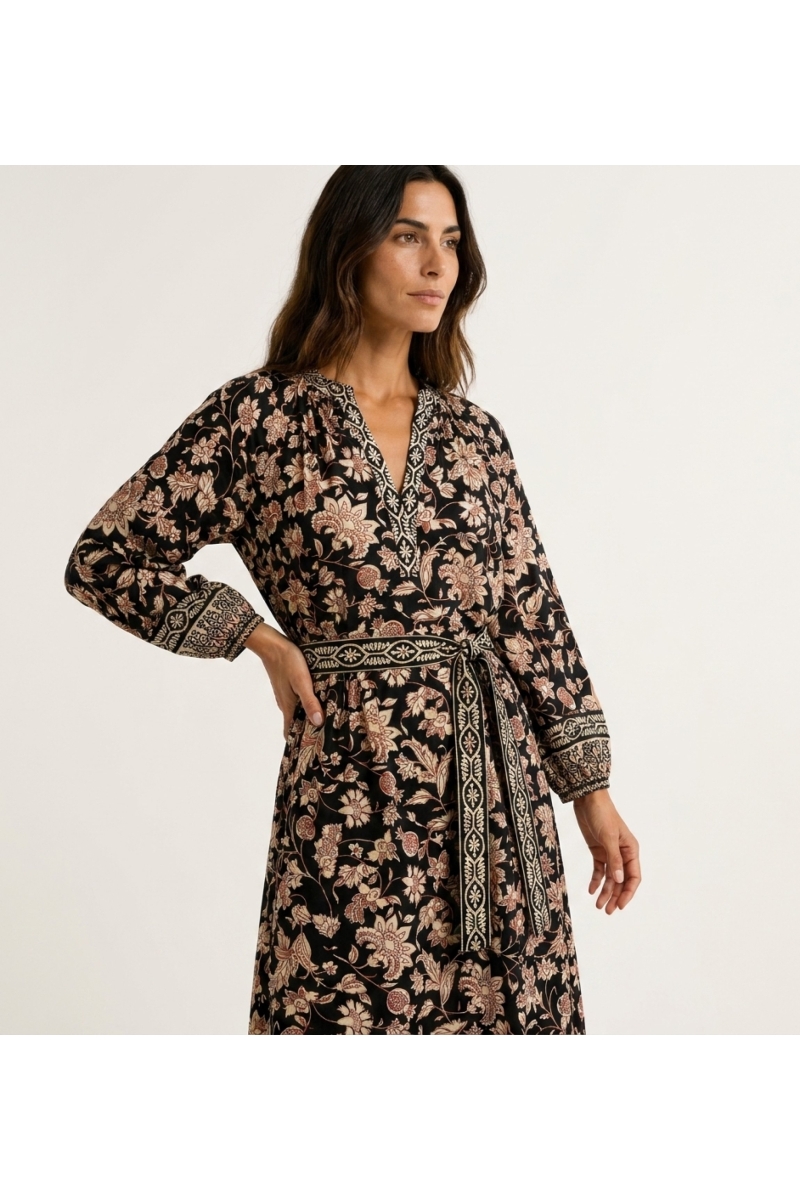 Robe midi noire à motif floral beige et rouge, col V, manches longues ballon, ceinture à nouer, vue trois-quarts.